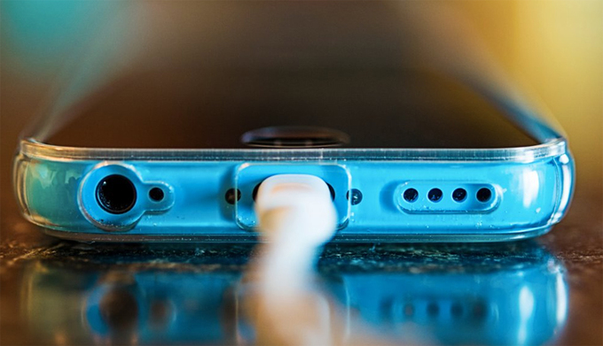 Nhiều người đang sạc pin smartphone sai cách