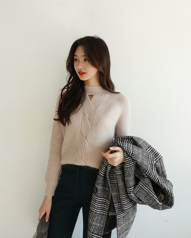 Nếu sợ áo len trơn màu nhàm chán, đã có loạt áo len họa tiết cứu giúp bạn đây