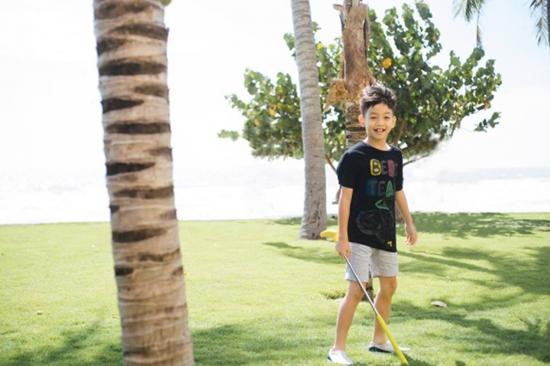 Hồ Ngọc Hà lặng lẽ ngắm Kim Lý vui đùa thân thiết bên con trai Subeo