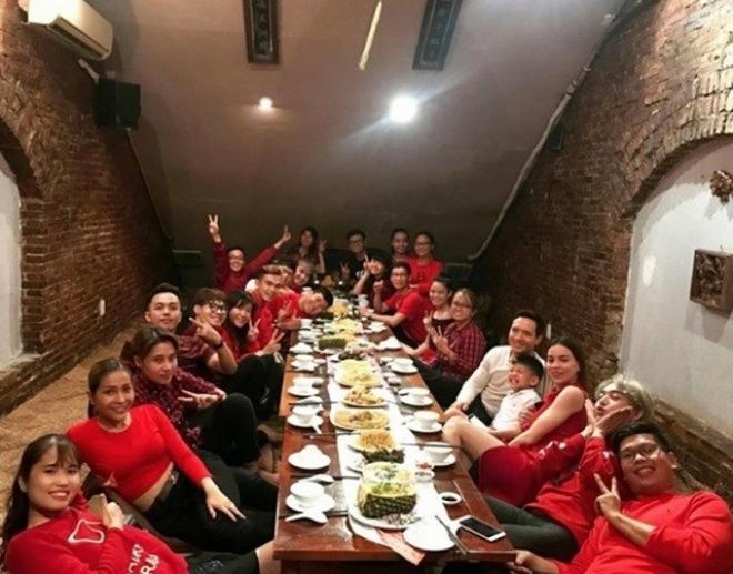 Hồ Ngọc Hà lặng lẽ ngắm Kim Lý vui đùa thân thiết bên con trai Subeo