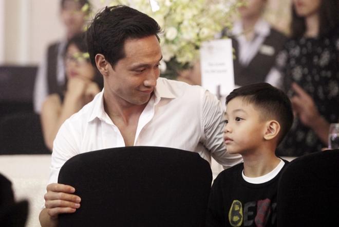 Hồ Ngọc Hà lặng lẽ ngắm Kim Lý vui đùa thân thiết bên con trai Subeo