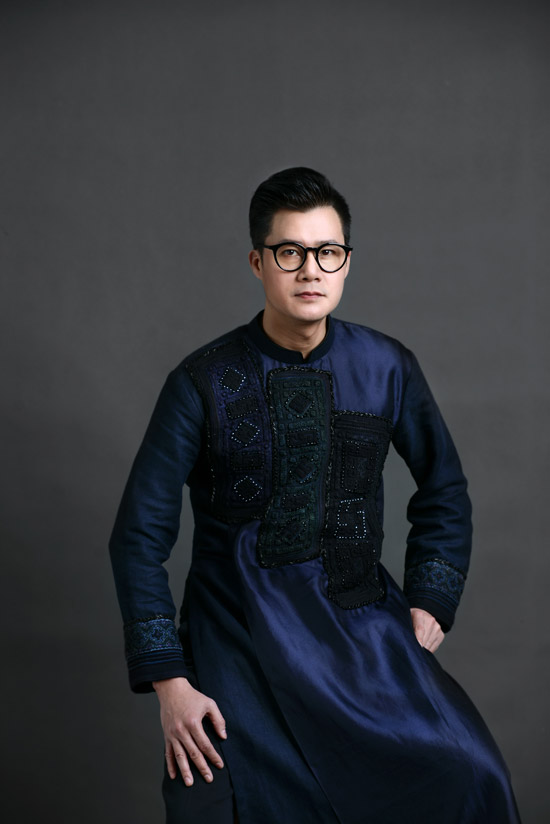 Ca sĩ Quang Dũng làm người mẫu áo dài