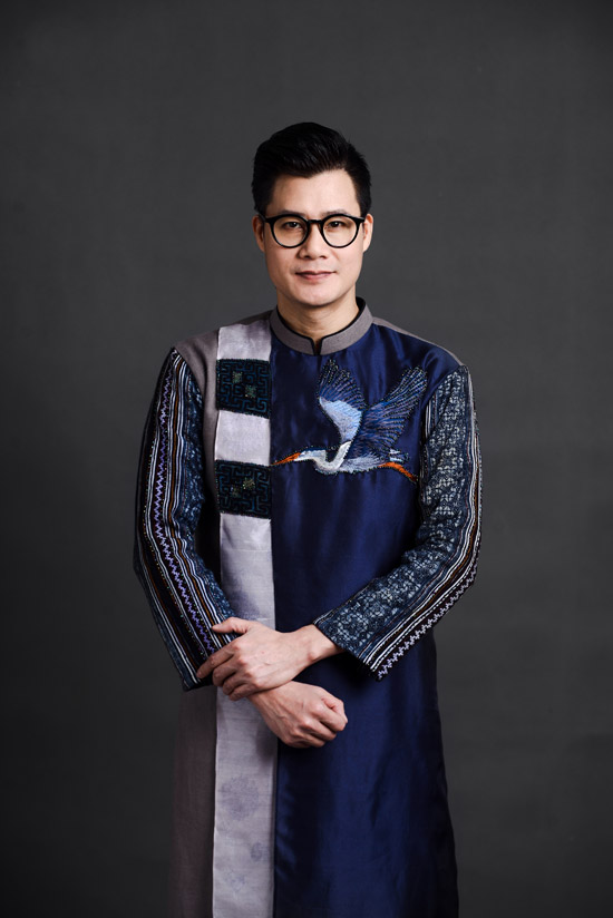 Ca sĩ Quang Dũng làm người mẫu áo dài
