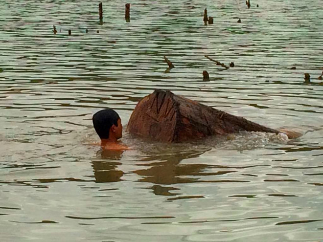 Trục vớt gỗ lậu dưới lòng hồ thủy điện