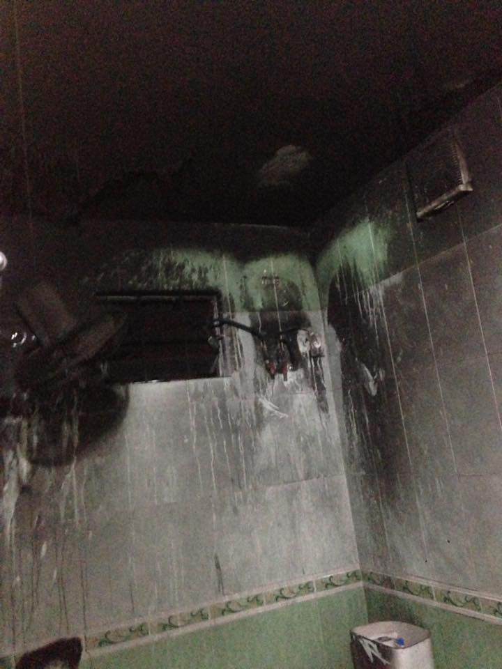 Hà Nội: Chuẩn bị tắm cho con, ông bố trẻ bàng hoàng khi bình nóng lạnh bốc cháy, phát nổ