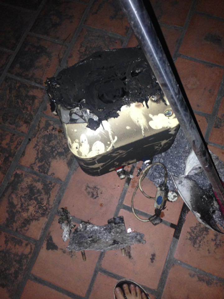 Hà Nội: Chuẩn bị tắm cho con, ông bố trẻ bàng hoàng khi bình nóng lạnh bốc cháy, phát nổ