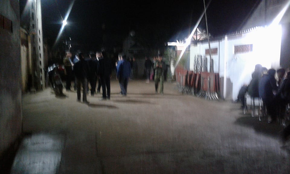 Người dân đến chia buồn khi biết tin Chủ tịch huyện Quốc Oai tử vong