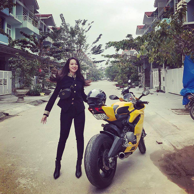 Thêm những hình ảnh xinh đẹp khó cưỡng của cô gái Huế cưỡi motor nửa tỷ Thêm những hình ảnh xinh đẹp khó cưỡng của cô gái Huế cưỡi motor nửa tỷ
