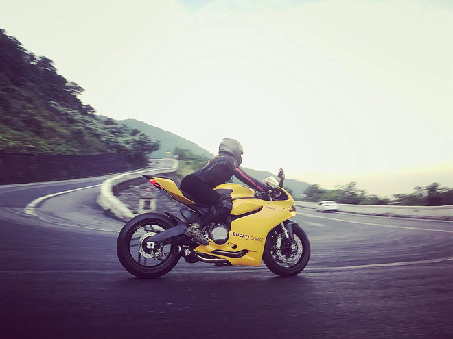 Thêm những hình ảnh xinh đẹp khó cưỡng của cô gái Huế cưỡi motor nửa tỷ