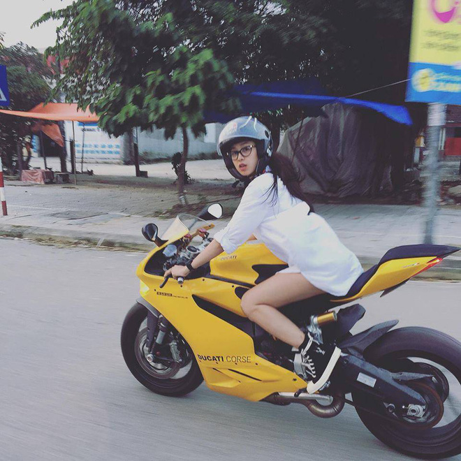 Thêm những hình ảnh xinh đẹp khó cưỡng của cô gái Huế cưỡi motor nửa tỷ Thêm những hình ảnh xinh đẹp khó cưỡng của cô gái Huế cưỡi motor nửa tỷ