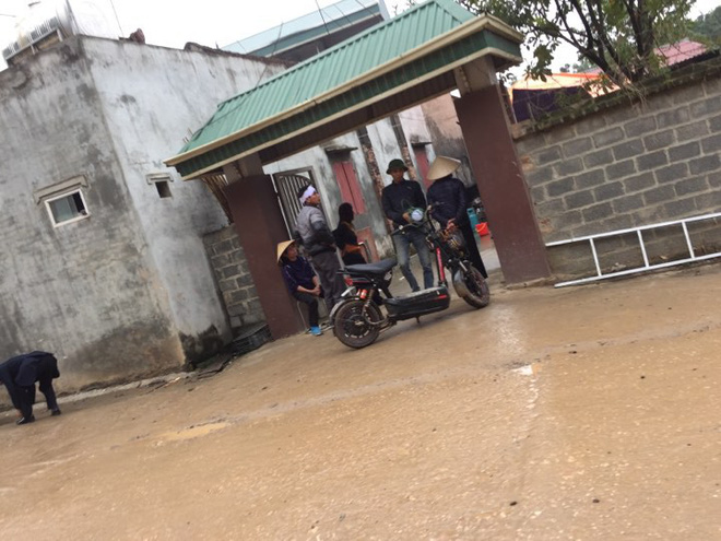 Người thân, láng giềng đau buồn đến viếng Chủ tịch huyện Quốc Oai