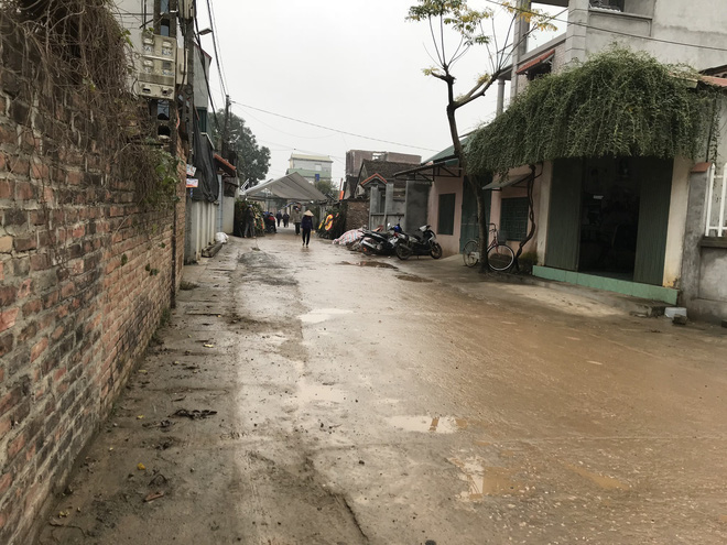 Người thân, láng giềng đau buồn đến viếng Chủ tịch huyện Quốc Oai