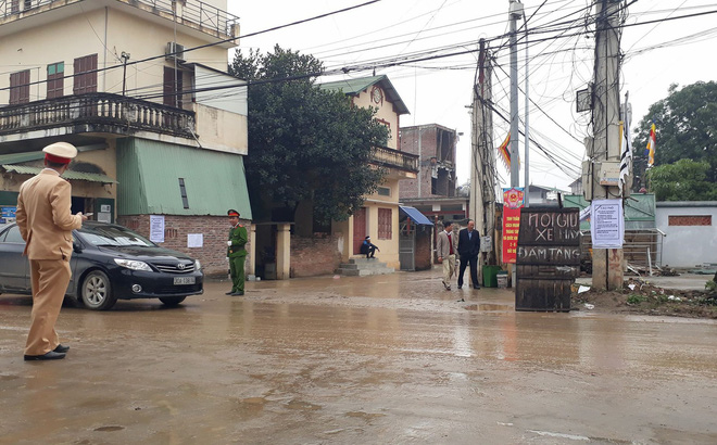Người thân, láng giềng đau buồn đến viếng Chủ tịch huyện Quốc Oai