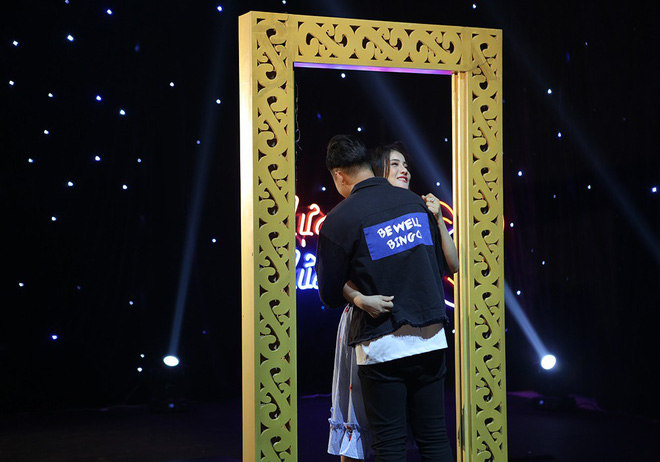 Hẹn hò kinh dị: Cô gái xinh đẹp khóc, xin lỗi chàng trai vì lời thề không yêu ca sĩ