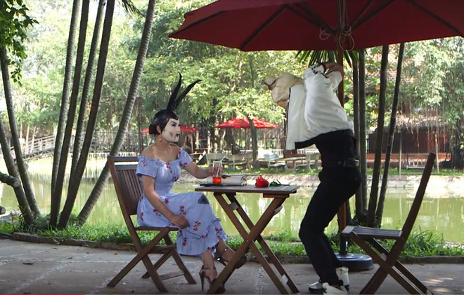 Hẹn hò kinh dị: Cô gái xinh đẹp khóc, xin lỗi chàng trai vì lời thề không yêu ca sĩ Hẹn hò kinh dị: Cô gái xinh đẹp khóc, xin lỗi chàng trai vì lời thề không yêu ca sĩ