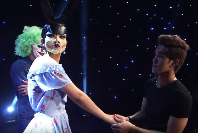 Hẹn hò kinh dị: Cô gái xinh đẹp khóc, xin lỗi chàng trai vì lời thề không yêu ca sĩ