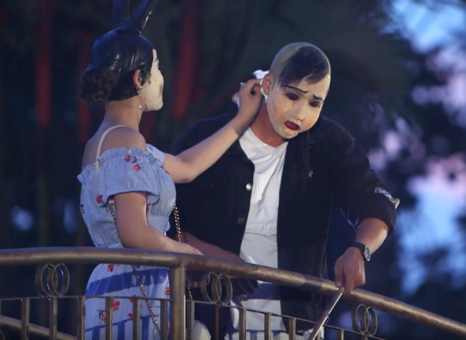 Hẹn hò kinh dị: Cô gái xinh đẹp khóc, xin lỗi chàng trai vì lời thề không yêu ca sĩ