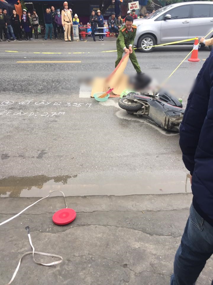 Bà nội và bà ngoại khóc ngất bên thi thể nam sinh lớp 10 bị xe khách đâm tử vong trên đường đi học về