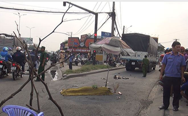 Vợ tử vong, chồng nguy kịch mắc kẹt dưới bánh xe tải ở Sài Gòn