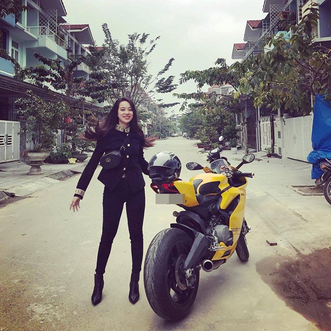 Cô gái xinh đẹp lái xe phân khối lớn gây bão mạng là ai?