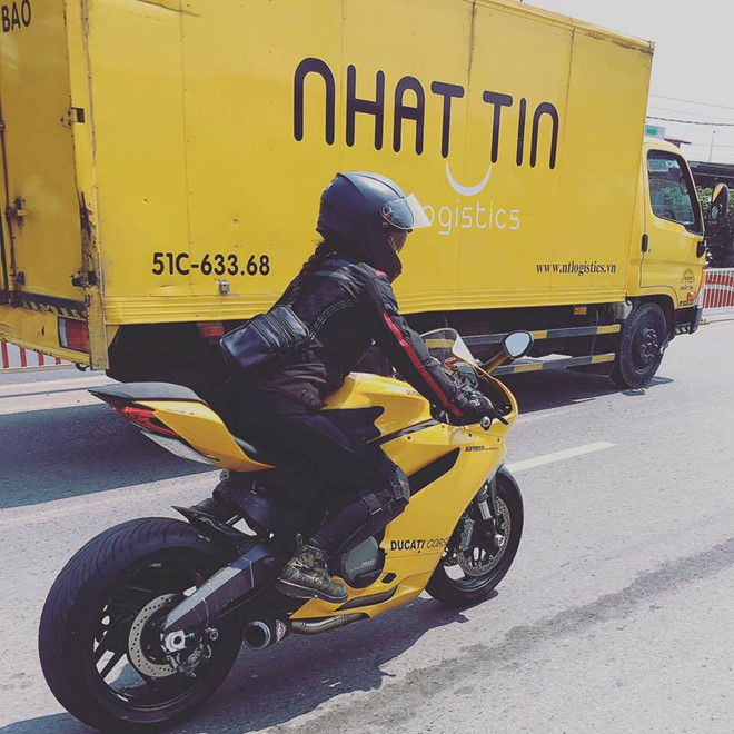 Cô gái xinh đẹp lái xe phân khối lớn gây bão mạng là ai? Cô gái xinh đẹp lái xe phân khối lớn gây bão mạng là ai?