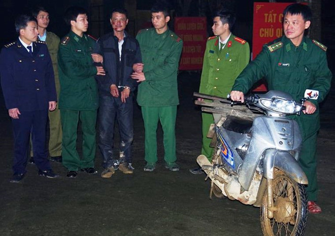 Bắt người đàn ông mang 8.000 viên ma túy từ Lào về Việt Nam