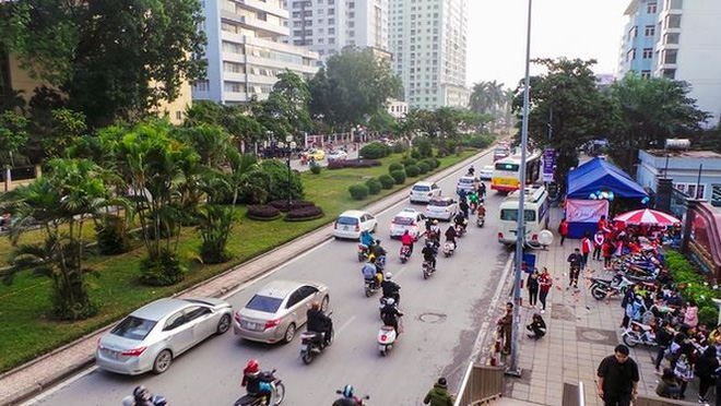 Bắt đầu dời cây, xén dải phân cách ở đường đẹp nhất Hà Nội