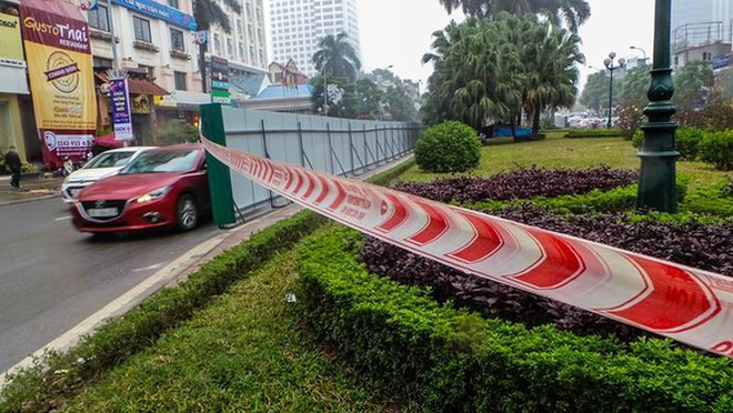 Bắt đầu dời cây, xén dải phân cách ở đường đẹp nhất Hà Nội