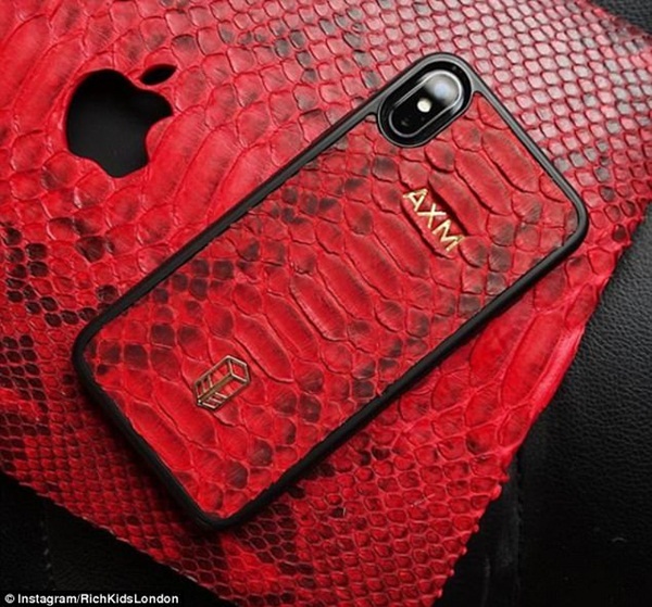 Sốc: Hội con nhà giàu London lái Ferrari rải tiền tỷ để mua vui