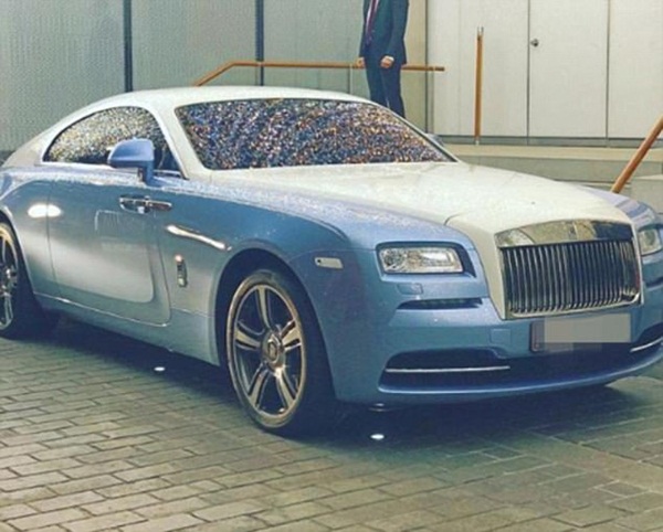 Sốc: Hội con nhà giàu London lái Ferrari rải tiền tỷ để mua vui