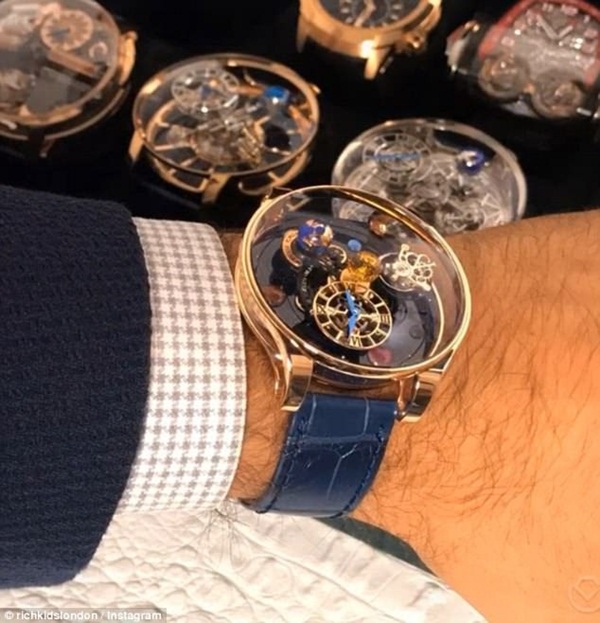 Sốc: Hội con nhà giàu London lái Ferrari rải tiền tỷ để mua vui