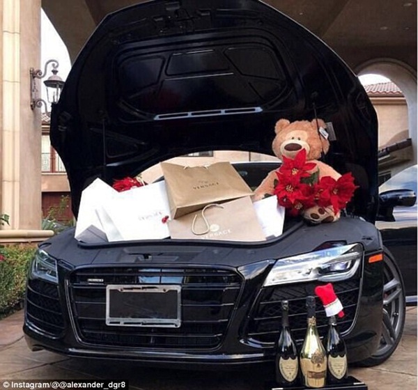 Sốc: Hội con nhà giàu London lái Ferrari rải tiền tỷ để mua vui