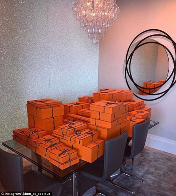 Sốc: Hội con nhà giàu London lái Ferrari rải tiền tỷ để mua vui