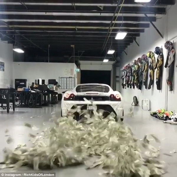 Sốc: Hội con nhà giàu London lái Ferrari rải tiền tỷ để mua vui