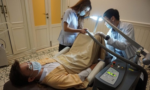 Đàn ông Thái gây tranh cãi vì đi làm trắng chỗ kín