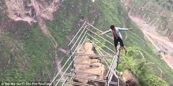 Sau vụ diễn viên tử vong vì ngã từ tầng 62, vẫn có thanh niên Trung Quốc liều mình như thế này