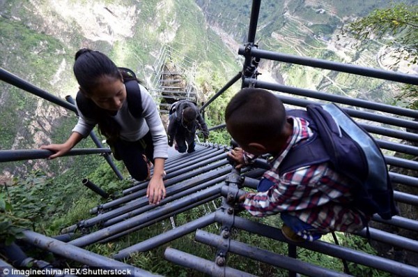 Sau vụ diễn viên tử vong vì ngã từ tầng 62, vẫn có thanh niên Trung Quốc liều mình như thế này