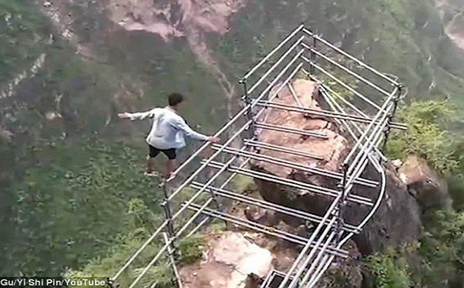 Sau vụ diễn viên tử vong vì ngã từ tầng 62, vẫn có thanh niên Trung Quốc liều mình như thế này Sau vụ diễn viên tử vong vì ngã từ tầng 62, vẫn có thanh niên Trung Quốc liều mình như thế này
