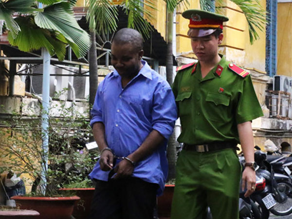 Người đàn ông ngoại quốc lĩnh 18 tháng tù vì rút tiền phi pháp