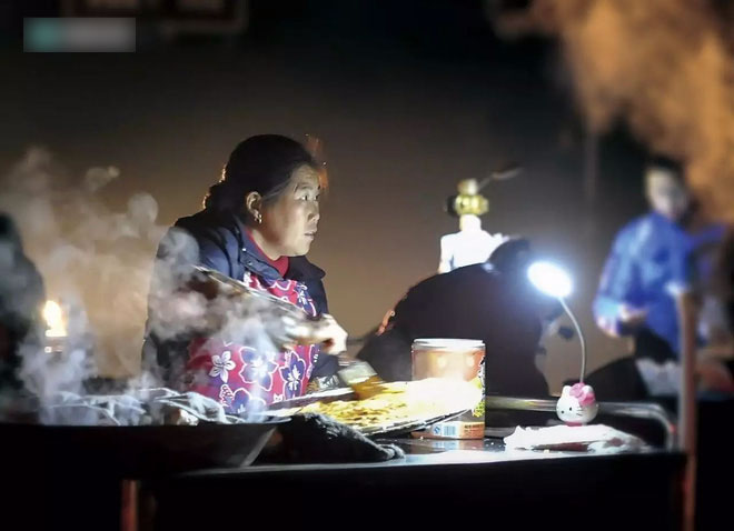 Khách ăn sáng xong quên trả tiền, hôm sau, chủ quán đối diện cảnh tượng chưa từng thấy