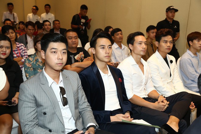 Kim Lý sau khi yêu Hà Hồ: Chẳng đứng gần chụp ảnh cùng bất cứ mỹ nhân Vbiz nào, chỉ sát cánh bên hai mẹ con Subeo Kim Lý sau khi yêu Hà Hồ: Chẳng đứng gần chụp ảnh cùng bất cứ mỹ nhân Vbiz nào, chỉ sát cánh bên hai mẹ con Subeo