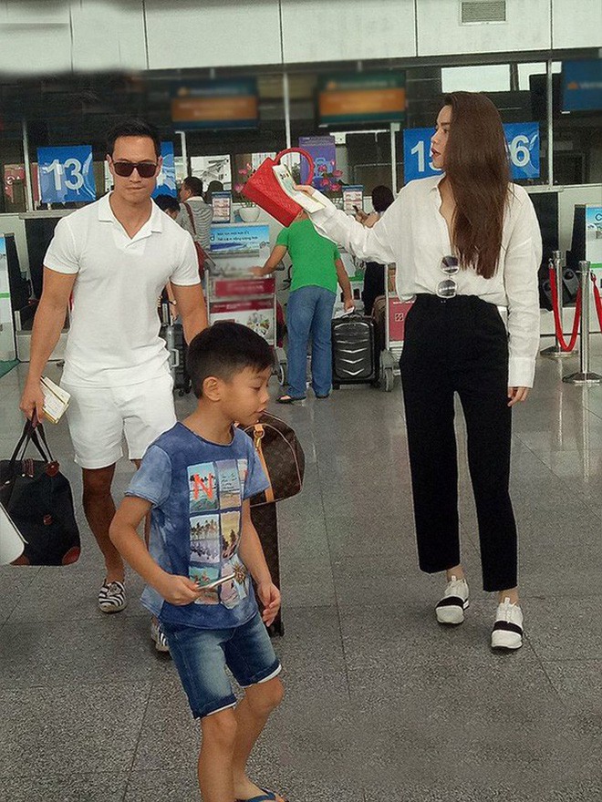 Kim Lý sau khi yêu Hà Hồ: Chẳng đứng gần chụp ảnh cùng bất cứ mỹ nhân Vbiz nào, chỉ sát cánh bên hai mẹ con Subeo Kim Lý sau khi yêu Hà Hồ: Chẳng đứng gần chụp ảnh cùng bất cứ mỹ nhân Vbiz nào, chỉ sát cánh bên hai mẹ con Subeo
