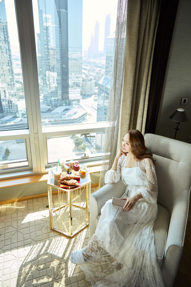 Diện váy hoa rực rỡ, Minh Hằng thả dáng quyến rũ