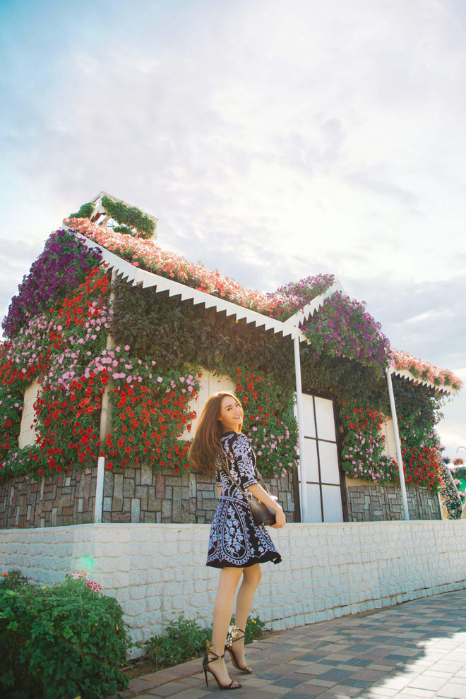 Diện váy hoa rực rỡ, Minh Hằng thả dáng quyến rũ