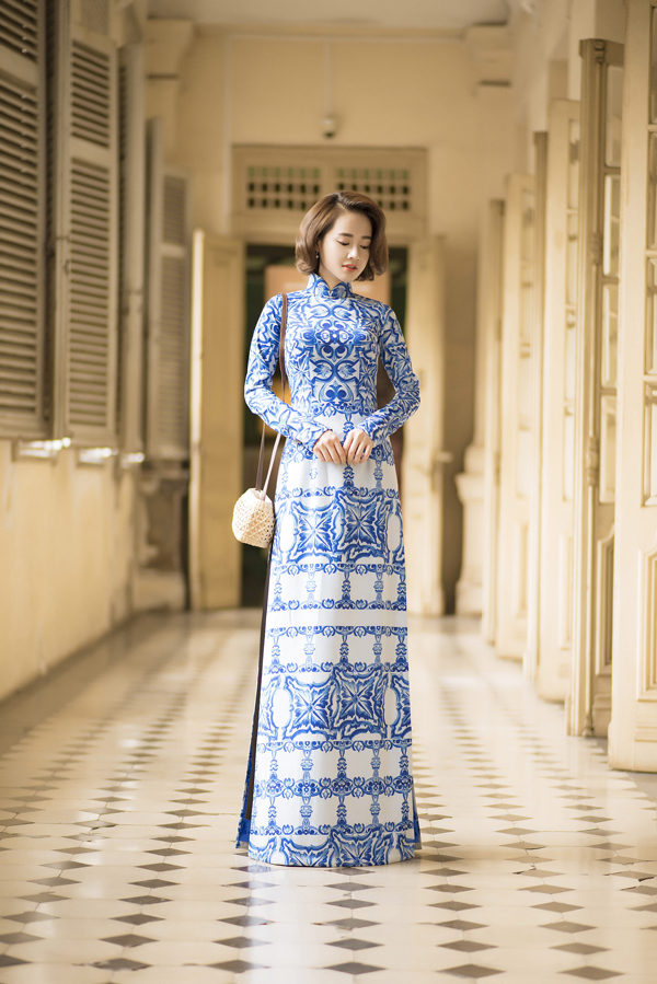 Nhã Phương khác lạ khi để tóc ngắn, diện áo dài gạch bông