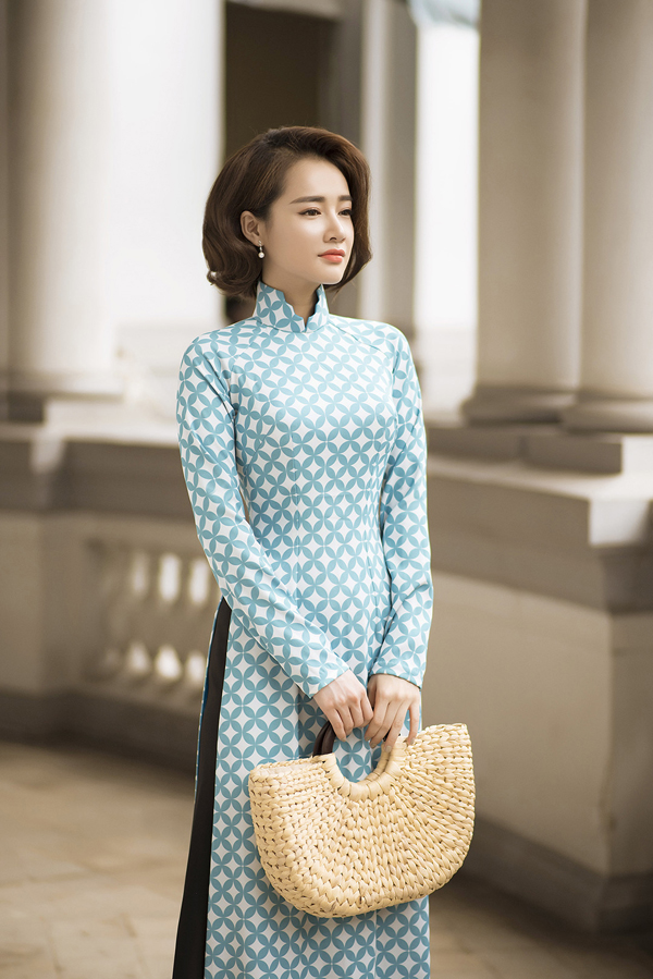Nhã Phương khác lạ khi để tóc ngắn, diện áo dài gạch bông