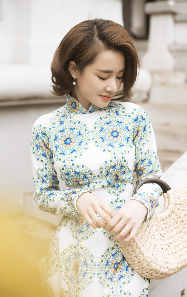 Nhã Phương khác lạ khi để tóc ngắn, diện áo dài gạch bông