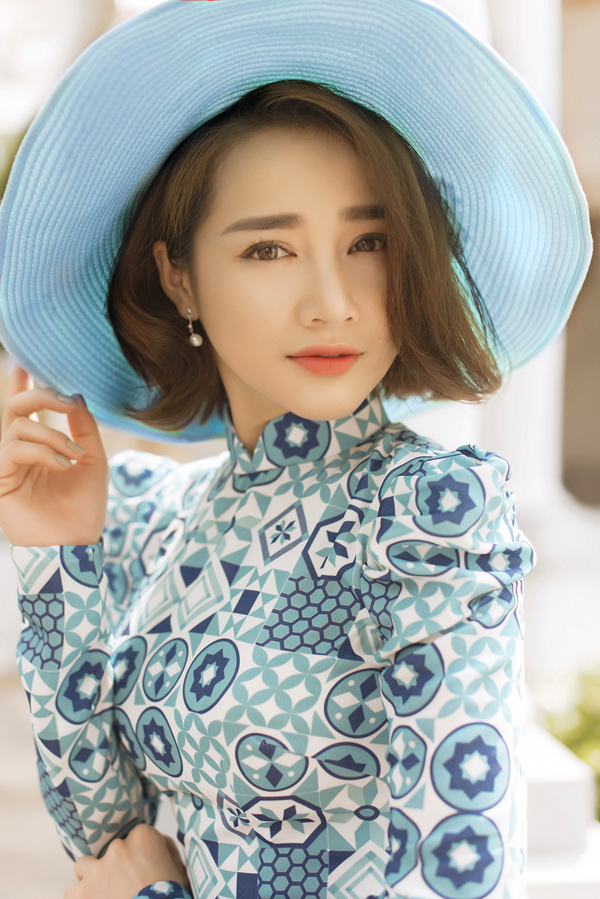 Nhã Phương khác lạ khi để tóc ngắn, diện áo dài gạch bông