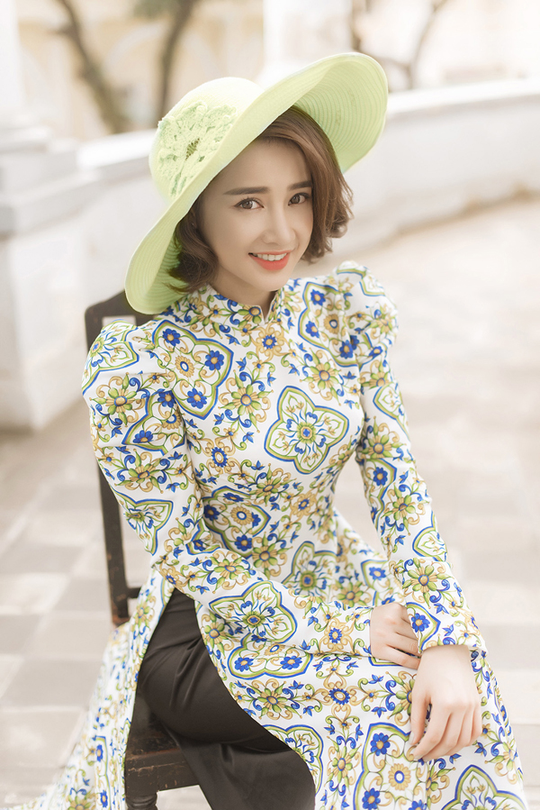 Nhã Phương khác lạ khi để tóc ngắn, diện áo dài gạch bông