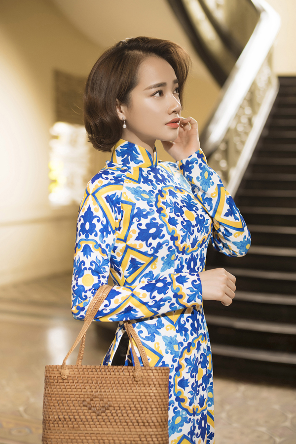 Nhã Phương khác lạ khi để tóc ngắn, diện áo dài gạch bông